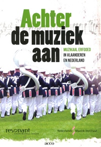 ACHTER DE MUZIEK AAN